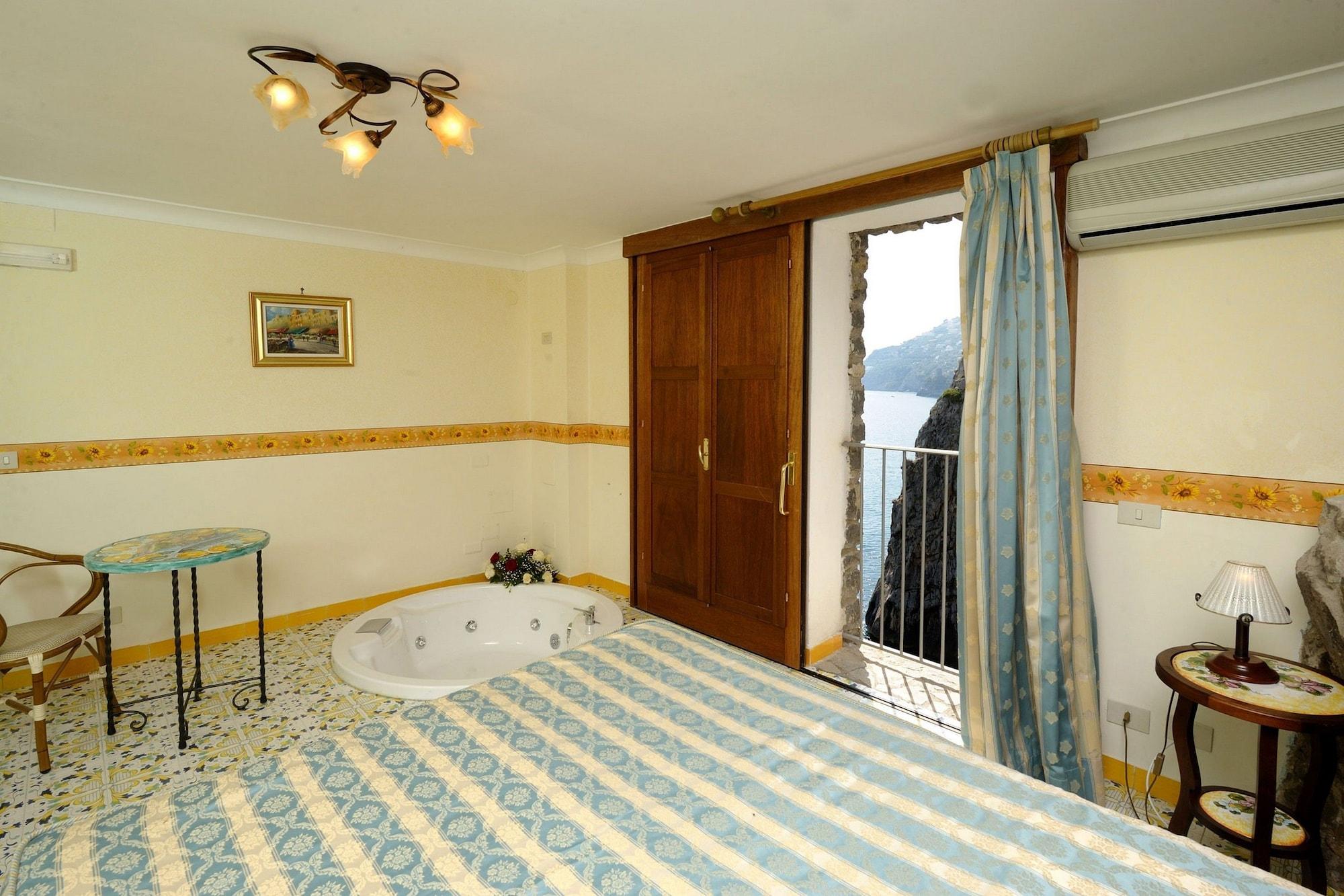 La Locanda Del Fiordo Furore Bagian luar foto